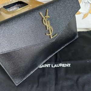 YSL-UPTOWN POUCH IN GRAIN DE POUDRE
EMBOSSED LEATHER